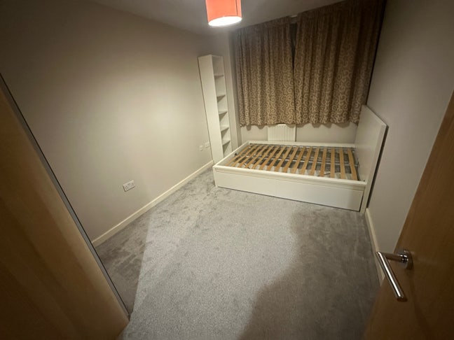 Harbourside, spacious and bright room, female  Main Photo