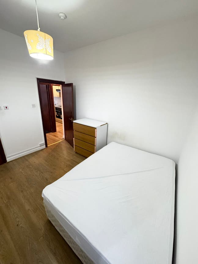 Spacious 1-Bedroom Flat  Main Photo