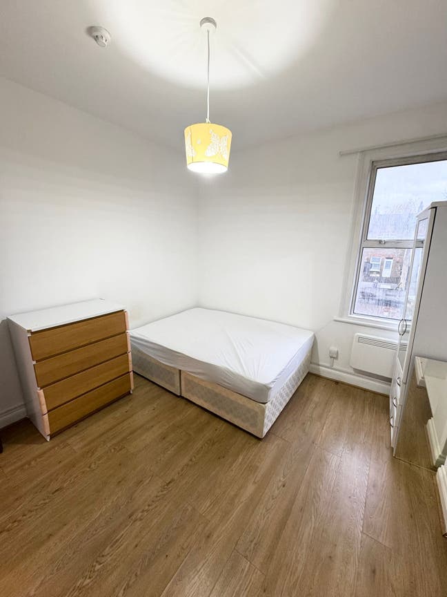 Spacious 1-Bedroom Flat  Main Photo