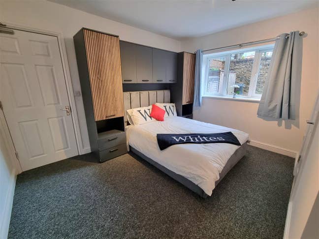 Spacious room in town centre  Main Photo