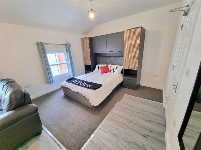 Spacious room in town centre  Main Photo