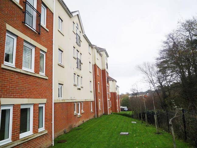 Room available in 2 bedroom apartment near station Main Photo