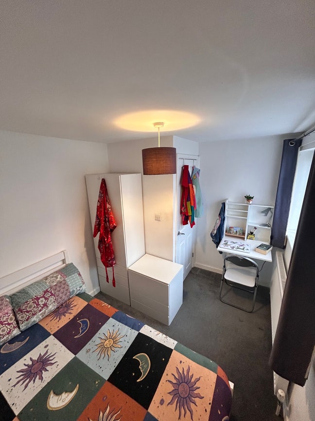 Double Bedroom Available in Englefield Green Main Photo