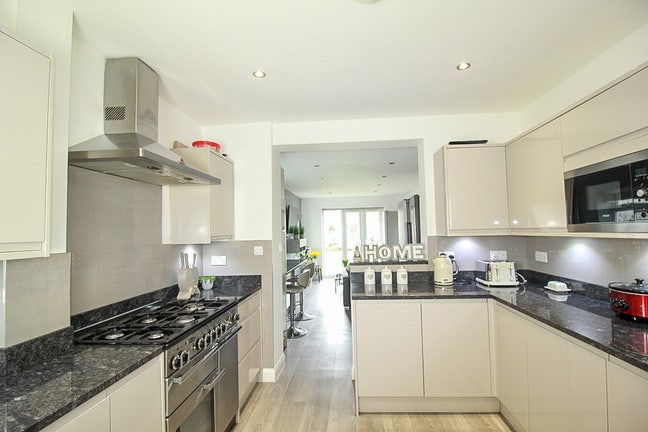 ENSUITE- A Friendly, Clean, Tidy & Connected Home Main Photo