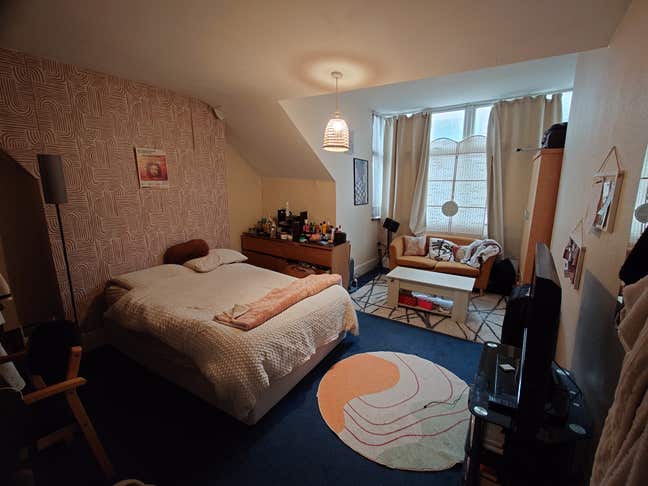 Double room in big friendly flat, 1 min from tube Main Photo