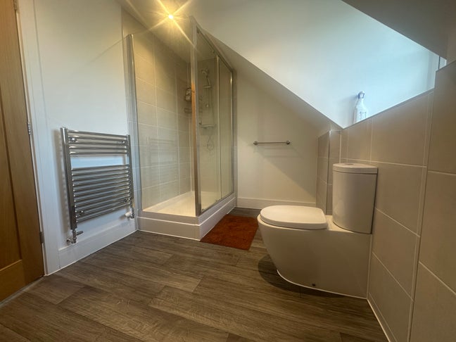 Extra king size room in new house  Main Photo