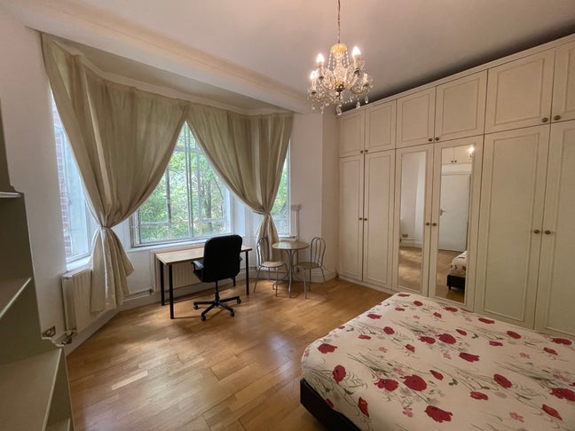 Spacious Double Studio Flat with Garden View, SW5 Main Photo
