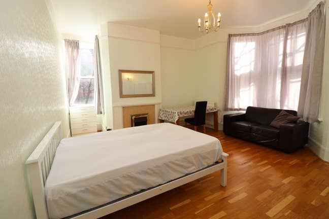 Grab it before it goes! West Hampstead dream!  Main Photo