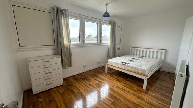 Large Double Room - Refurbished Flat( 35) Main Photo