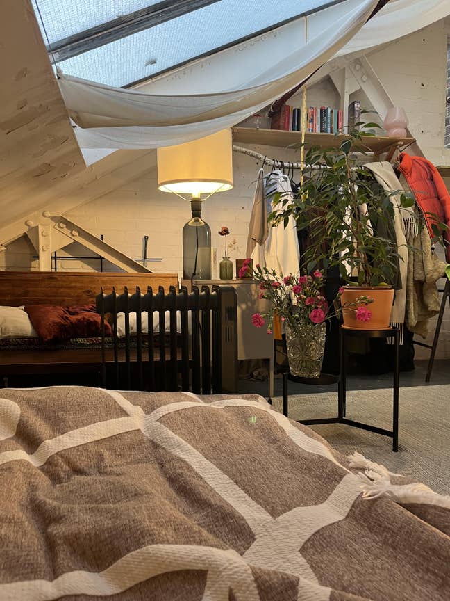 Cute Warehouse Room for December/January Main Photo