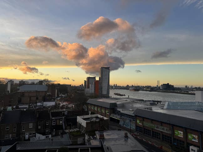 Modern River-View Room– 5 mins to Woolwich Station Main Photo