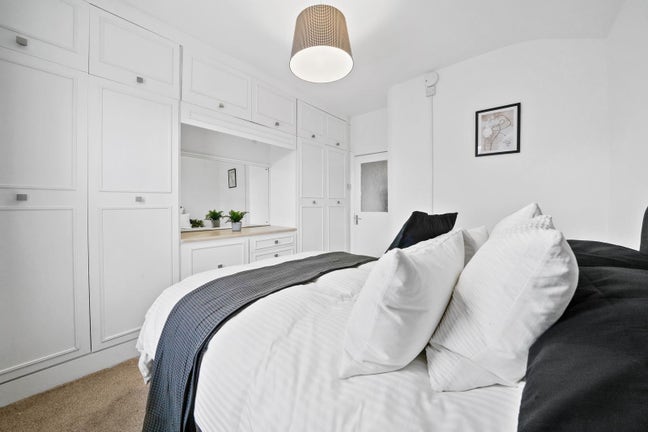 Large Room with Surplus Wardrobes Main Photo