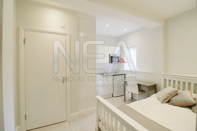 Modern Ensuite Room - Central Caversham Main Photo