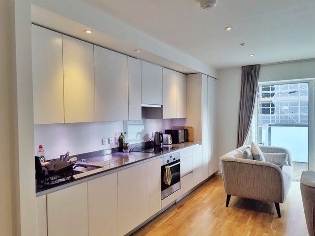 Double Room + Ensuite in Beautiful Sunny Flat Main Photo