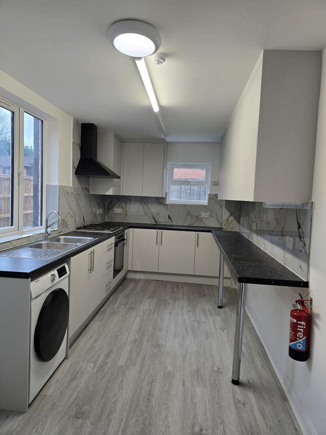 Just Refurb Ensuite • Bills Inc • No Deposit Main Photo