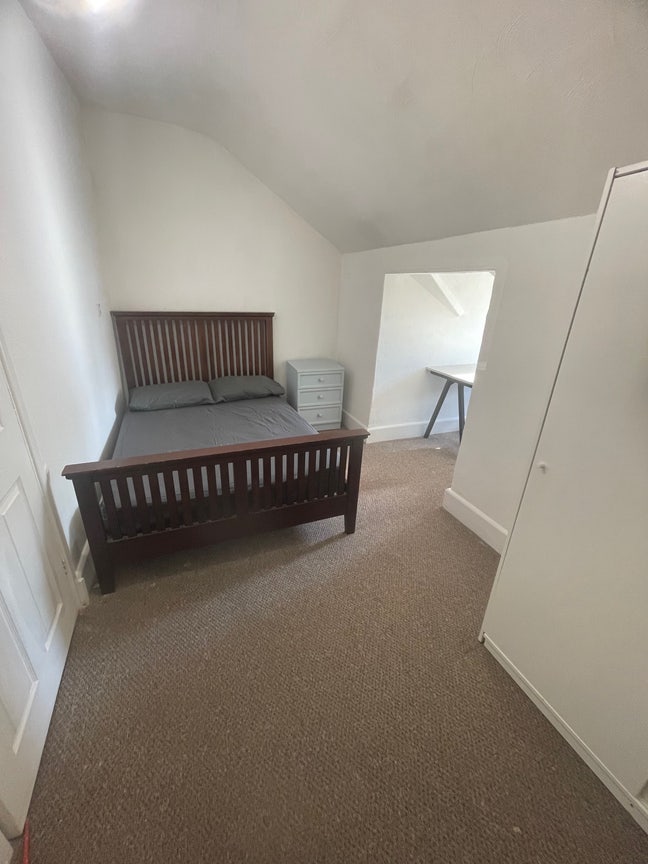 Spacious Double Bedroom in Great Location Main Photo