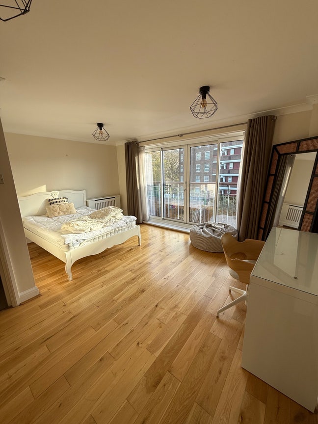 Large double bedroom on River path Main Photo