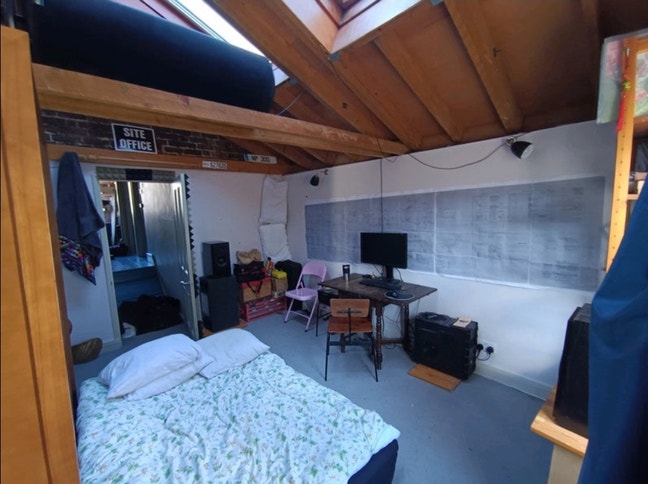 High Ceiling Double Room Bills Included Main Photo