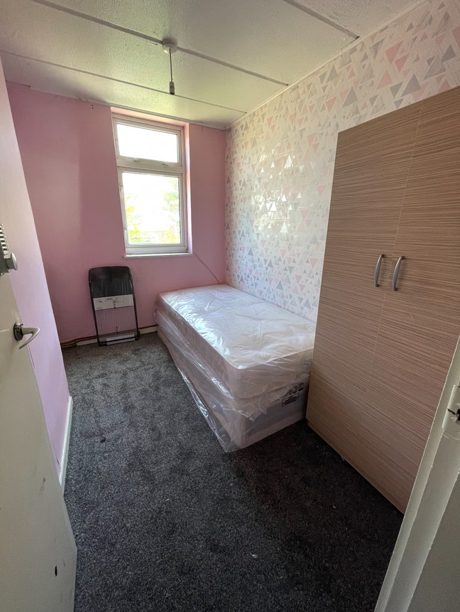 Cheapest Single Room Near Station Available Now Main Photo