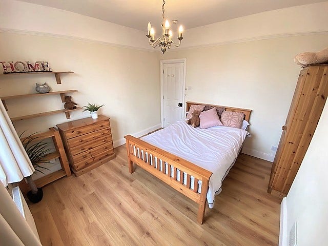 Dbl en-suite room in professional houseshare Main Photo