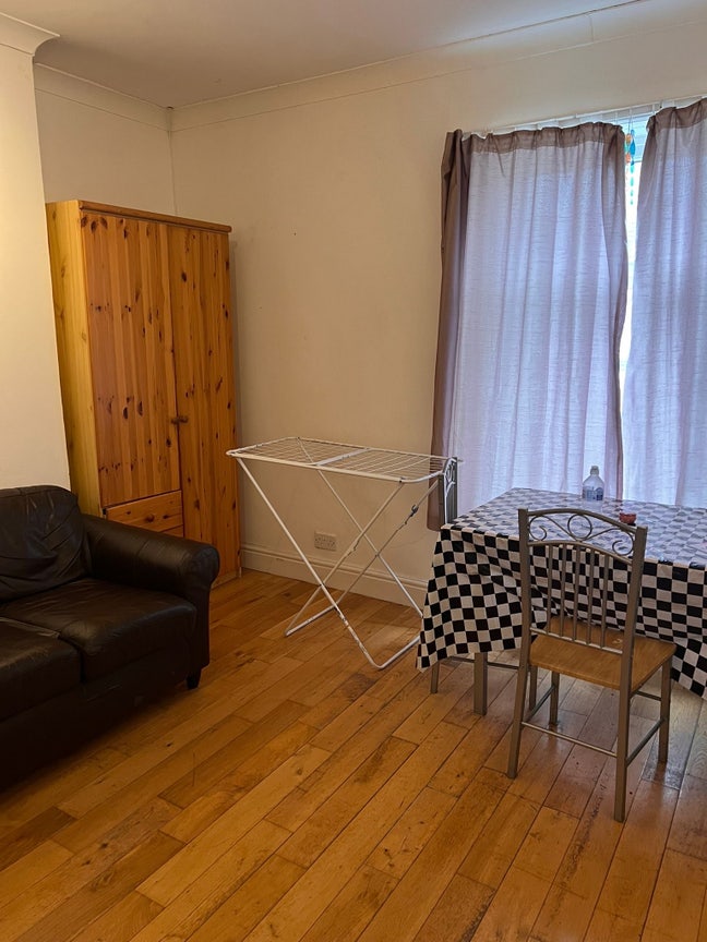 Room available on Woodville Road  Main Photo