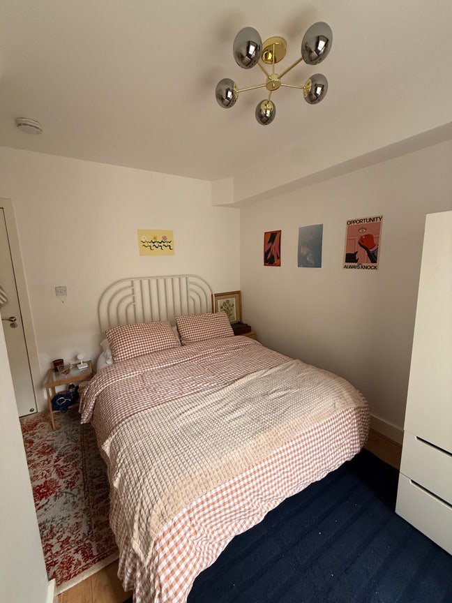 1 Large room available in large flat N16 Main Photo