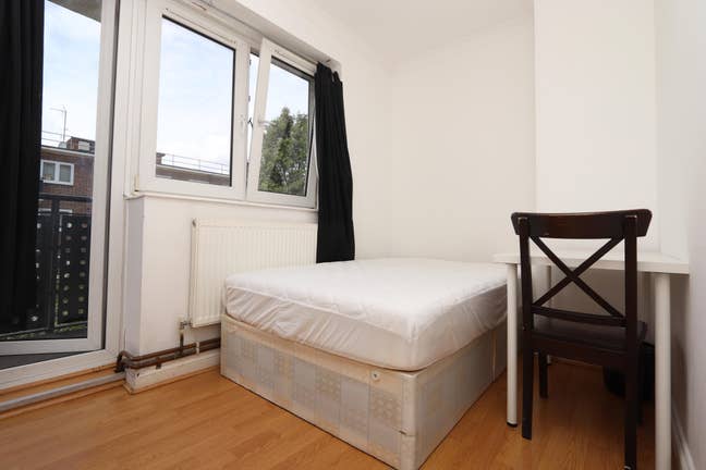 60 Seconds to Central Line--Book Now!! Main Photo