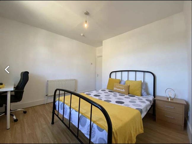 Double Room in Custom House Area Main Photo