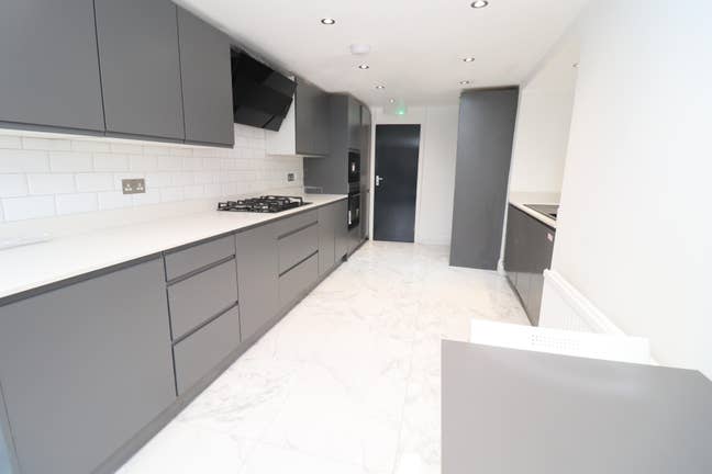 3 Large Rooms - Stunning Modern House  Main Photo