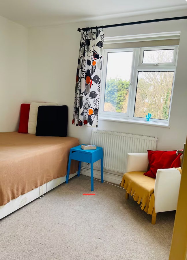 A cosy double room with a desk Main Photo