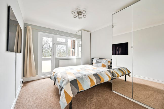 1 x double bedroom with balcony in clean flat Main Photo