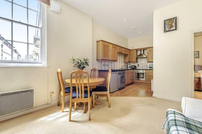 Stylish Charming Entire Apartment - Park Street Main Photo