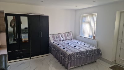 1 x Large Studio ( Female Preferred) Main Photo