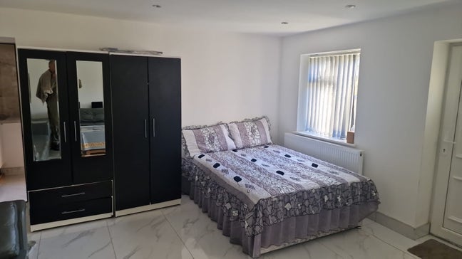 1 x Large Studio ( Female Preferred) Main Photo