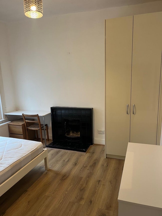 Large double bedroom in newly refurbished house Main Photo