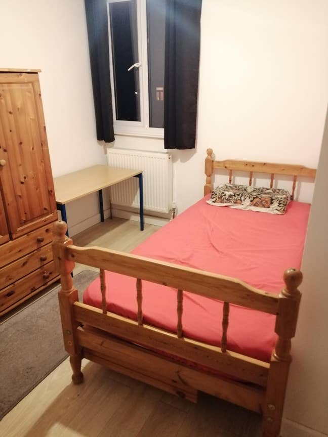 Single Room, with 1 of road parking spot Main Photo