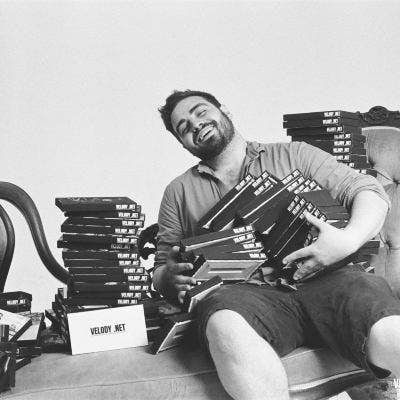 33 Y/O Studio Manager looking to rent spare room Main Photo