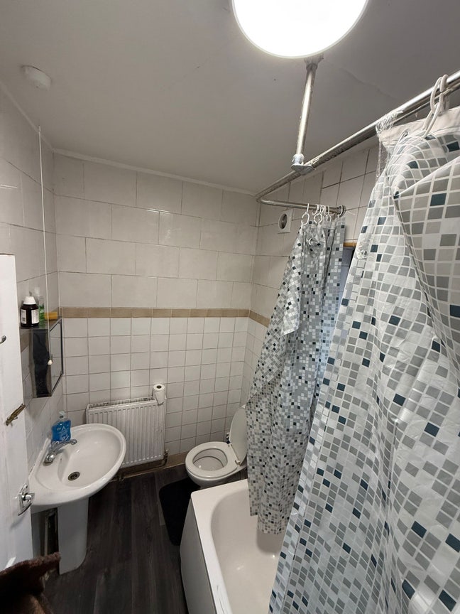 Sharing room available  Main Photo