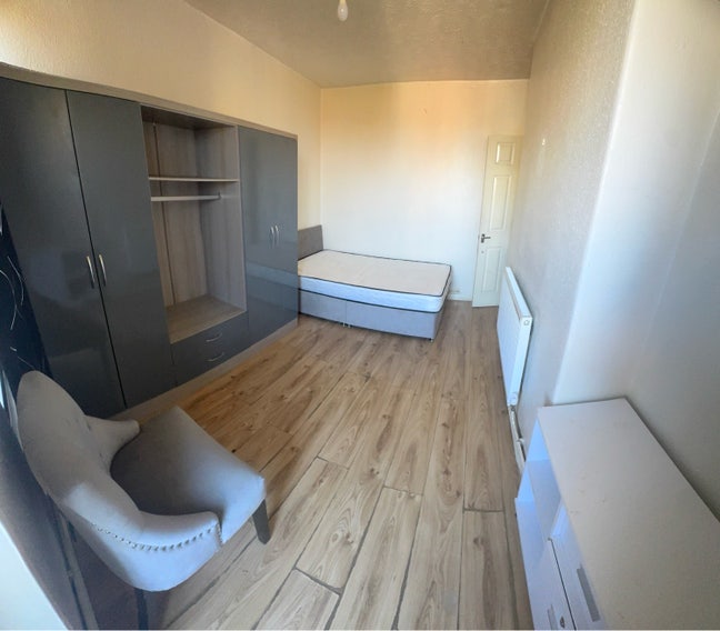 Spacious Room with Private Balcony in a Quiet Flat Main Photo