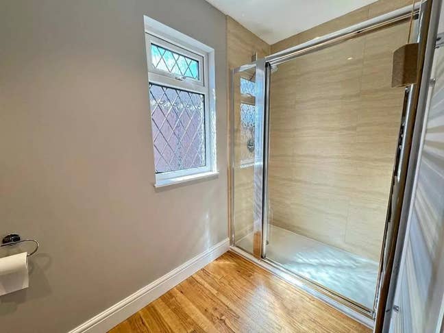 Looking for female to share our stunning house Main Photo