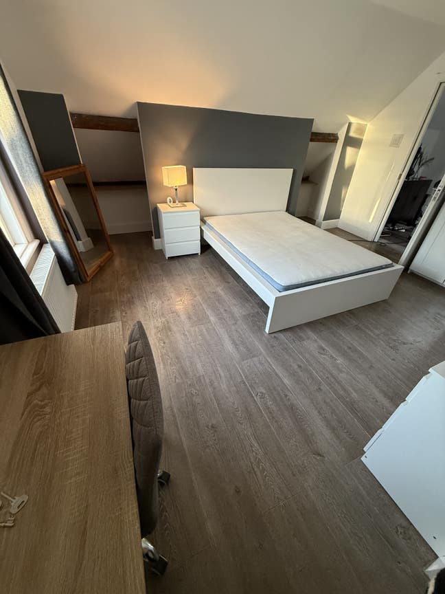 Double room to rent in large house Main Photo