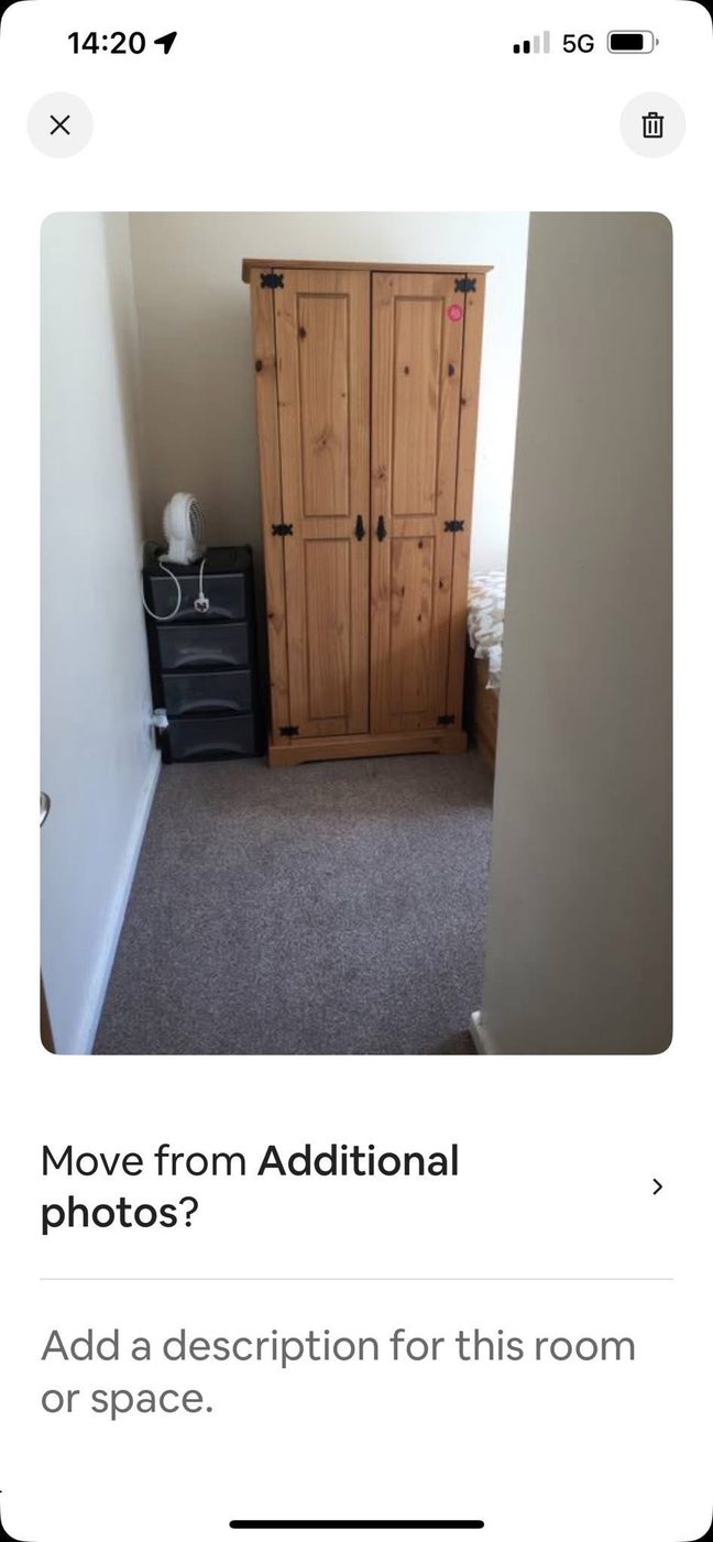 Single room in a house Main Photo