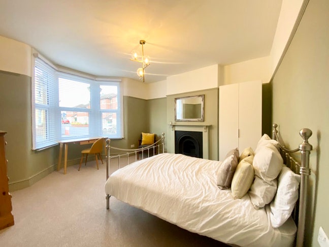 Large Room in Stylish & Friendly Houseshare Main Photo