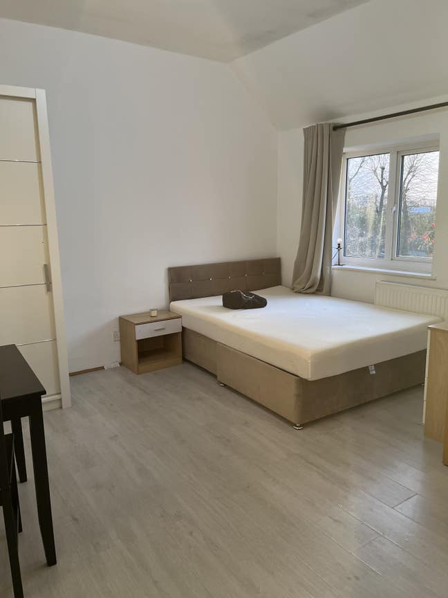 Large studio flat  Main Photo