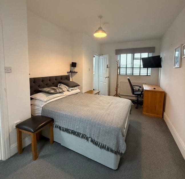 Large Ensuite room: Fully furnished with 1GB inter Main Photo