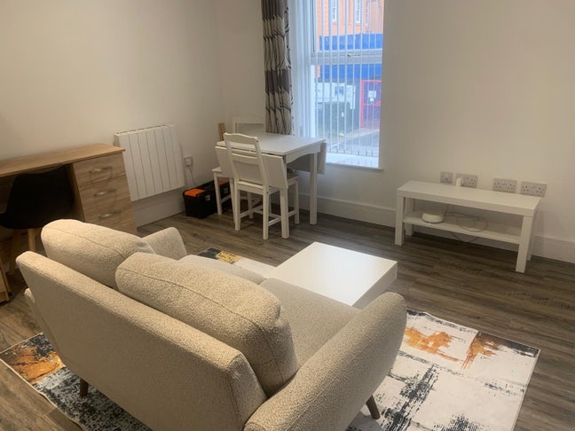 Newly Renovated Studio Flat Main Photo