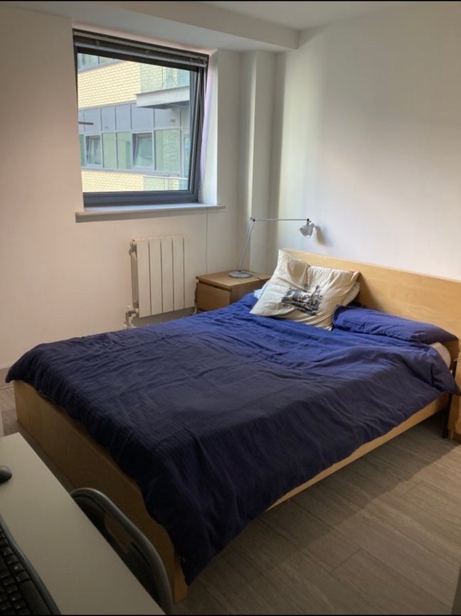 Modern ensuit room in Canary Wharf  Main Photo