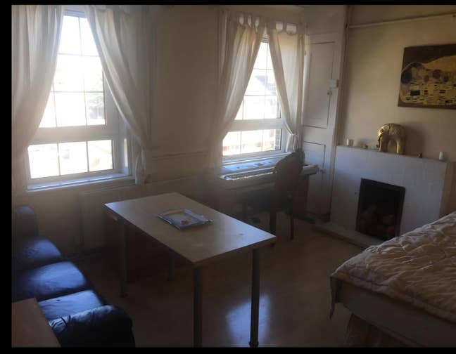 5 minutes walk to Westferry DLR station - Zone 2 Main Photo