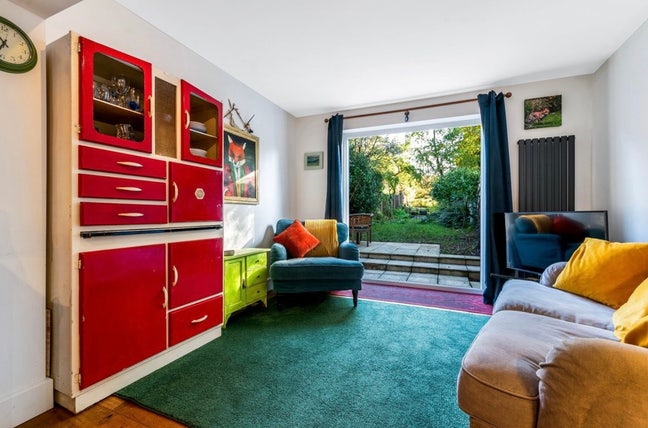 1 bedroom w/ direct access to private garden Main Photo