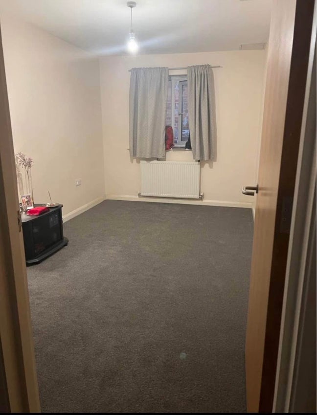 Sharing flat with least rent. Main Photo